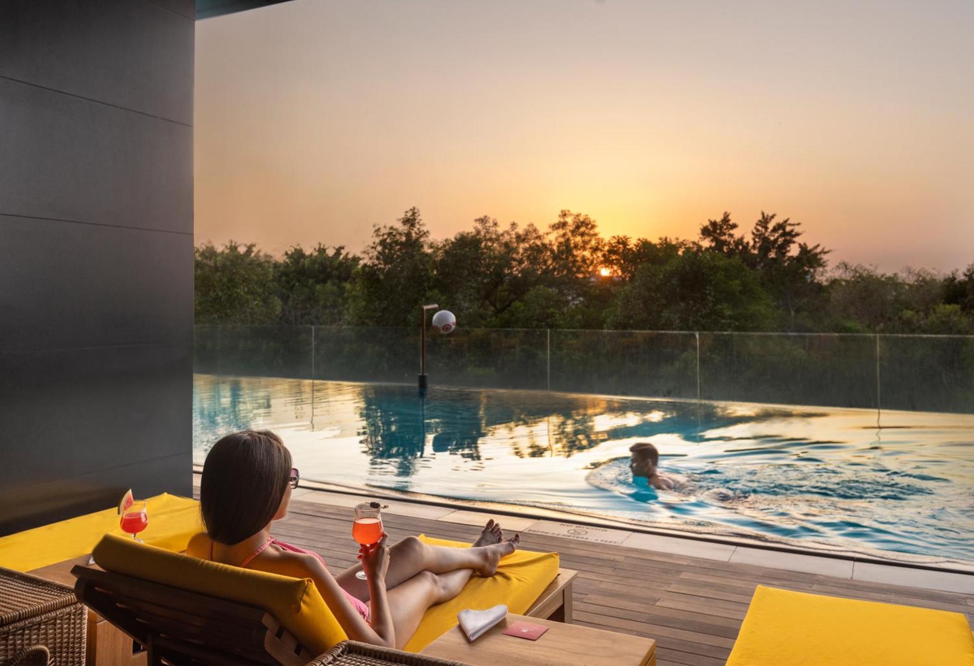 מלון Trident היידראבד מראה חיצוני תמונה The swimming pool at the hotel