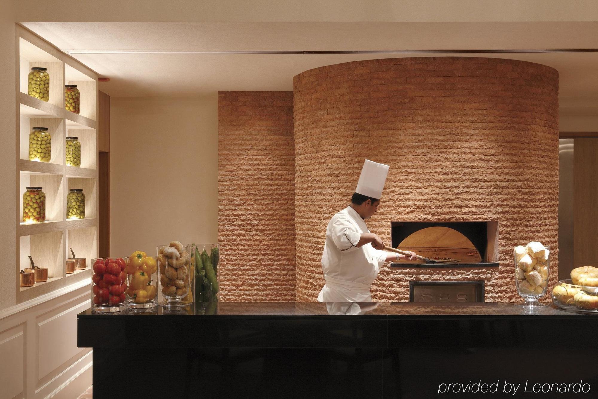 מלון Trident היידראבד מראה חיצוני תמונה A wood-fired oven in a hotel