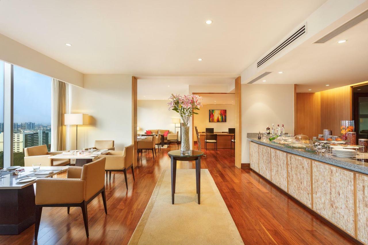 מלון Trident היידראבד מראה חיצוני תמונה The Club lounge at Hong Kong International Airport